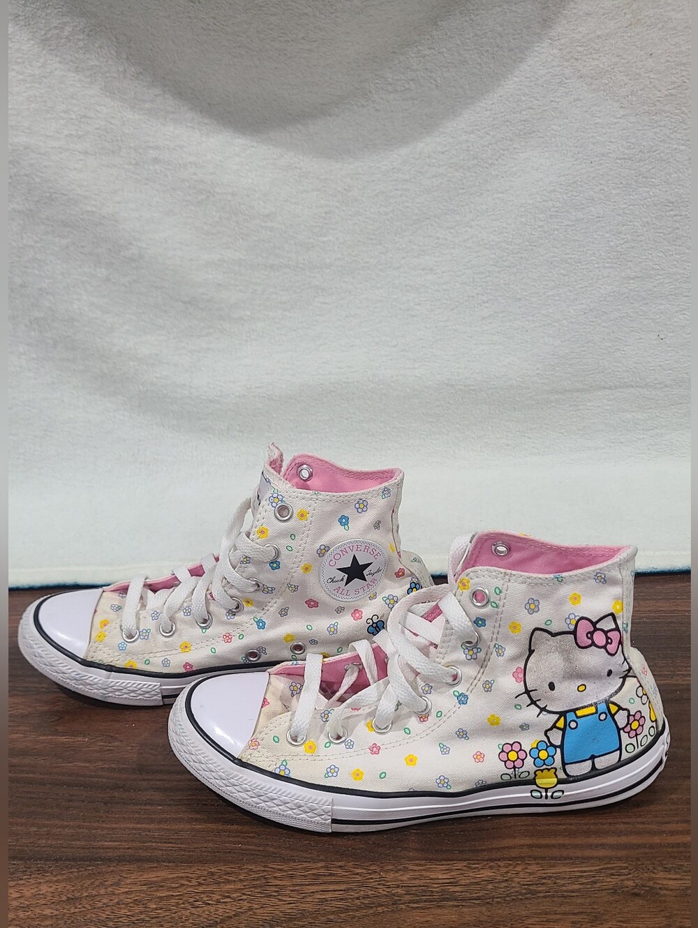 🎀Converse Chuck Taylor All Star Hello Kitty High Top Sneakers, Kids size 4🎀